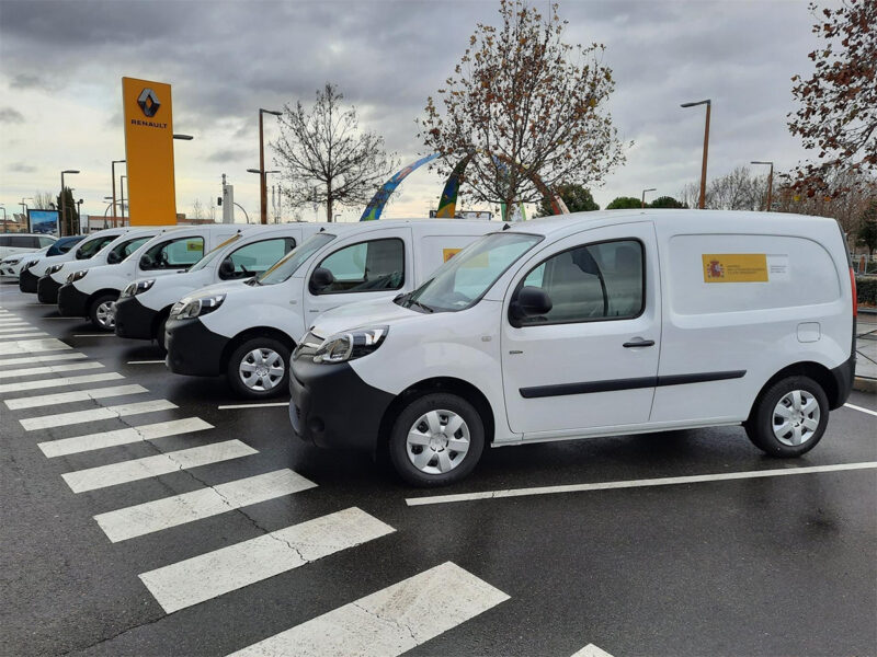 Nuevas furgonetas eléctricas que se incorporan a la flota de la CHD. FOTO: CHD