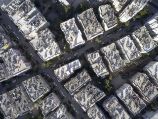 Vista aérea de tejados de edificios urbanos con paneles solares. FOTO: Powen