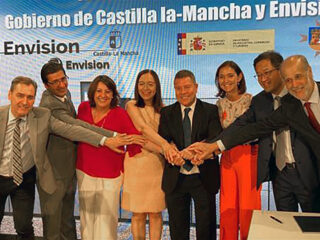 Foto de familia de la ministra Reyes Maroto en la firma del protocolo de colaboración con Envisión. FOTO: La Moncloa