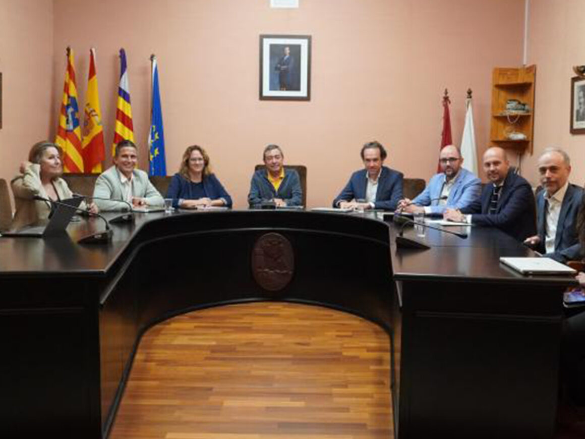 El delegado de REE en Baleares, Eduardo Maynau, acompañado de representantes del Govern, Consell de Menorca y el ayuntamiento del municipio. FOTO: REE