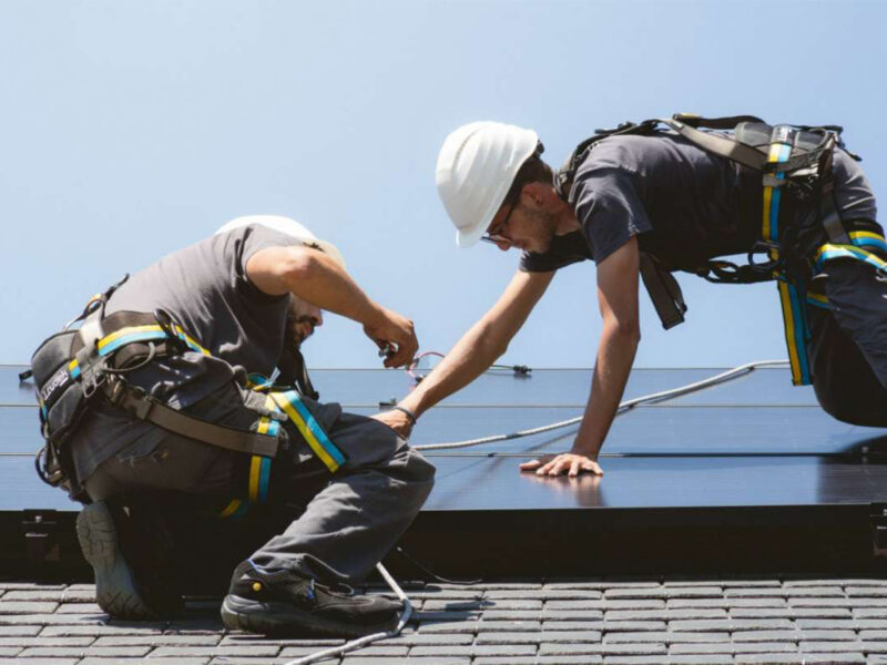 Operarios de SolarProfit instalan placas fotovoltaicas. FOTO: SolarProfit