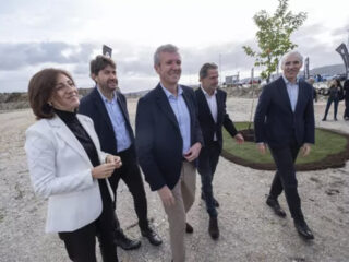 El presidente de la Xunta, Alfonso Rueda, acompañado de los conselleiros Francisco Conde y Ángeles Vázquez, visita el proyecto de la nueva fábrica de Estrella Galicia. FOTO: David Cabezón