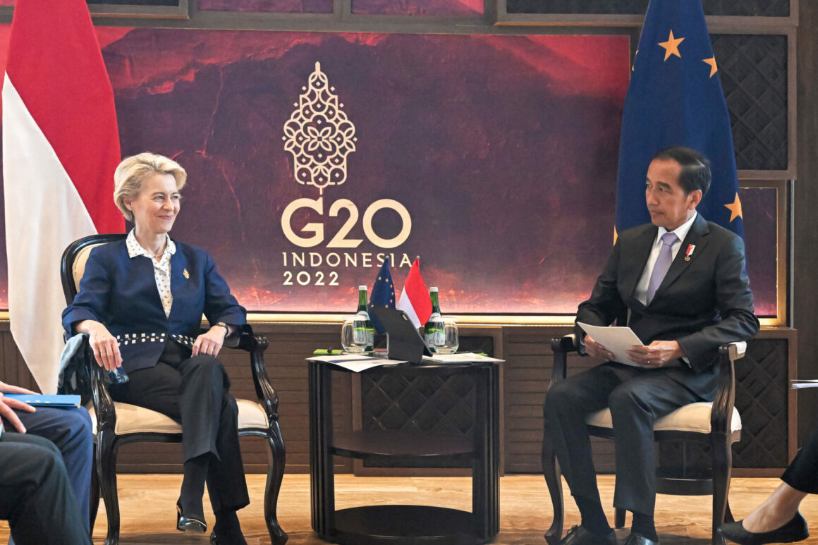 La presidenta de la Comisión Europea, Ursula von der Leyen y el presidente de Indonesia, Joko Widodo en la cumbre del G20. FOTO: Dati Bendo