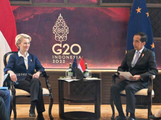 La presidenta de la Comisión Europea, Ursula von der Leyen y el presidente de Indonesia, Joko Widodo en la cumbre del G20. FOTO: Dati Bendo