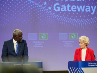 El presidente de la Comisión de la Unión Africana, Moussa Faki y la Comisión Europea, Ursula von der Leyen. FOTO: Dati Bendo