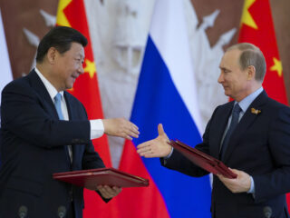 Los presidentes de Rusia y de China, Vladímir Putin, y Xi Jinping. FOTO: AP Photo/Alexander Zemlianichenko