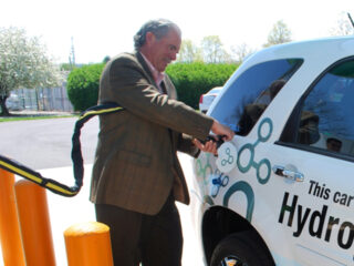 Un usuario carga el coche con hidrógeno.