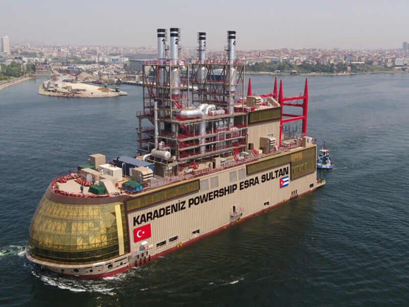 El buque MV Karadeniz Powership Irem Sultan alberga la central flotante. FOTO: Karandeniz Holding