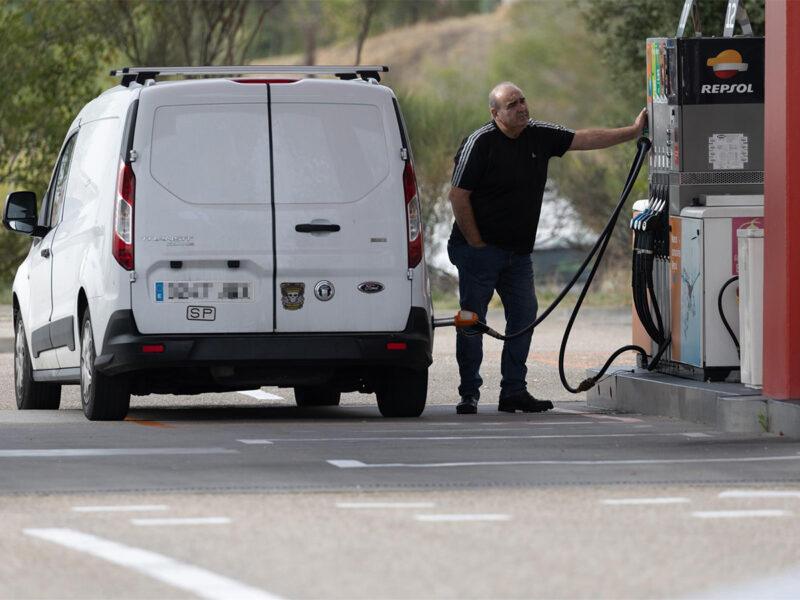 Una persona reposta su vehículo en una gasolinera. FOTO: Eduardo Parra - Europa Press