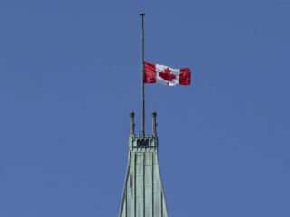 La bandera canadiense ondea a media asta en la torre de la Paz. La reina Isabel II, la monarca reinante más longeva de la historia británica, ha muerto en Balmoral, Escocia, a los 96 años. FOTO: Adrian Wyld/Canadian Press