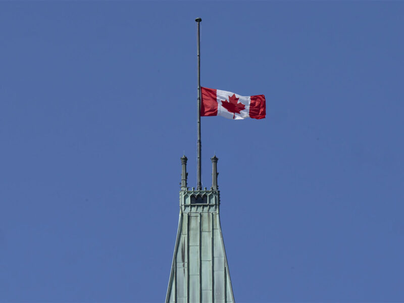 La bandera canadiense ondea a media asta en la torre de la Paz. La reina Isabel II, la monarca reinante más longeva de la historia británica, ha muerto en Balmoral, Escocia, a los 96 años. FOTO: Adrian Wyld/Canadian Press
