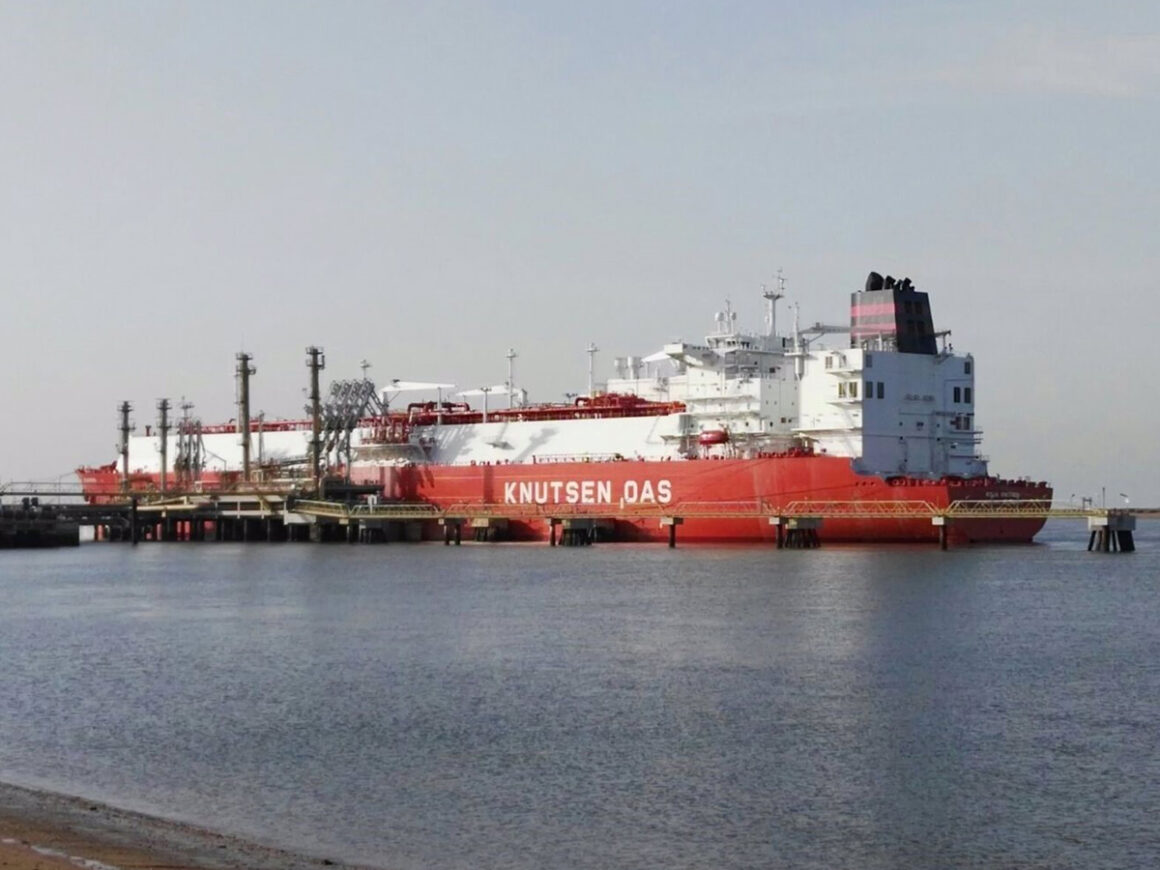 Buque metanero procedente de Estados Unidos en el puerto de Huelva. FOTO: Europa Press