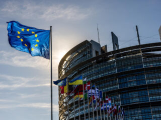 Las banderas de la Unión Europea, Ucrania y los estados miembros de la UE ondean frente al edificio del Parlamento Europeo en Estrasburgo. Se votará una resolución parlamentaria sobre la respuesta de la UE a los altos precios de la energía. FOTO: Philipp von Ditfurth/dpa - Archivo