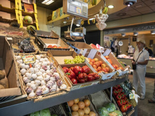Un puesto de frutas y verduras en un mercado. FOTO: María José López - Europa Press