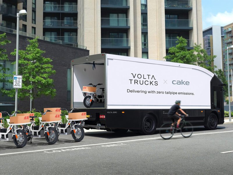 Volta Trucks y la compañía de motocicletas eléctricas Cake se unen para ofrecer un microhub móvil eléctrico para entregas de mercancías de la última milla. FOTO: RICHARD PARSONS UK