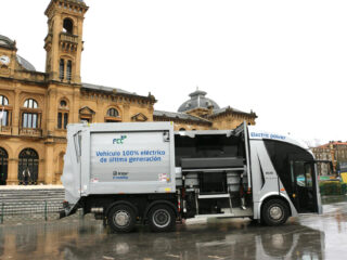 Camión eléctrico de Irizar para recogida de basura en San Sebastián. FOTO: AYUNTAMIENTO DONOSTIA