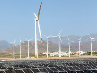 Aerogeneradores y paneles solares en la inauguración del mayor complejo de generación de energías renovables de Canarias, a 27 de octubre de 2022, en San Bartolomé de Tirajana, Gran Canaria. FOTO: Europa Press