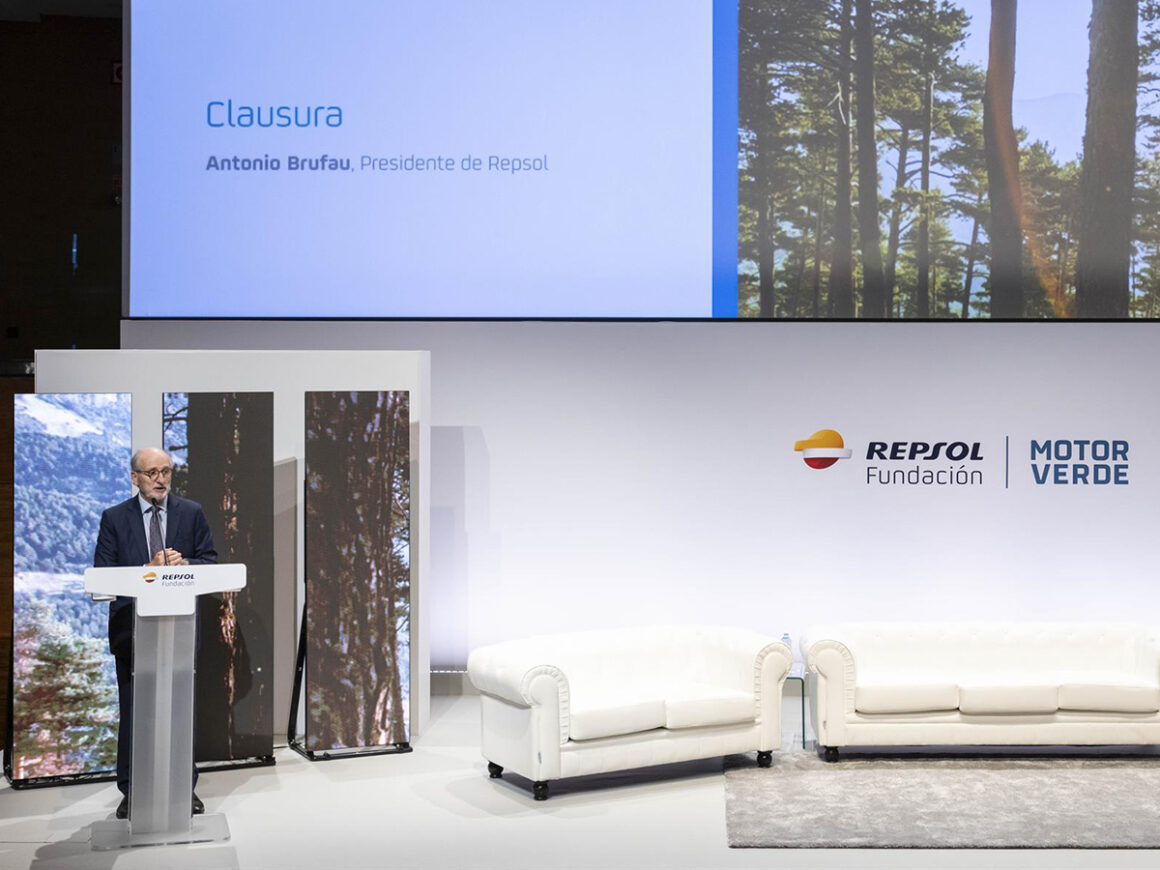 El presidente de Repsol Antonio Brufau, presenta la plataforma digital Marketplace Motor Verde. FOTO: Repsol