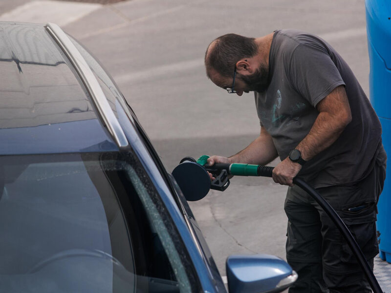 Un hombre reposta carburante en una gasolinera, a 28 de octubre de 2022, en Madrid (España). El precio medio de los carburantes en España ha encadenado su tercera semana de subidas y se ha encarecido esta última hasta un 1,2%. FOTO: Alejandro Martínez Vélez - Europa Press