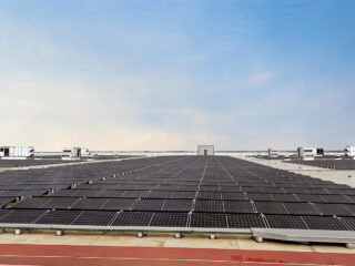 Amazon ha instalado en su centro de Dos Hermanas 13.300 paneles solares. FOTO: Amazon