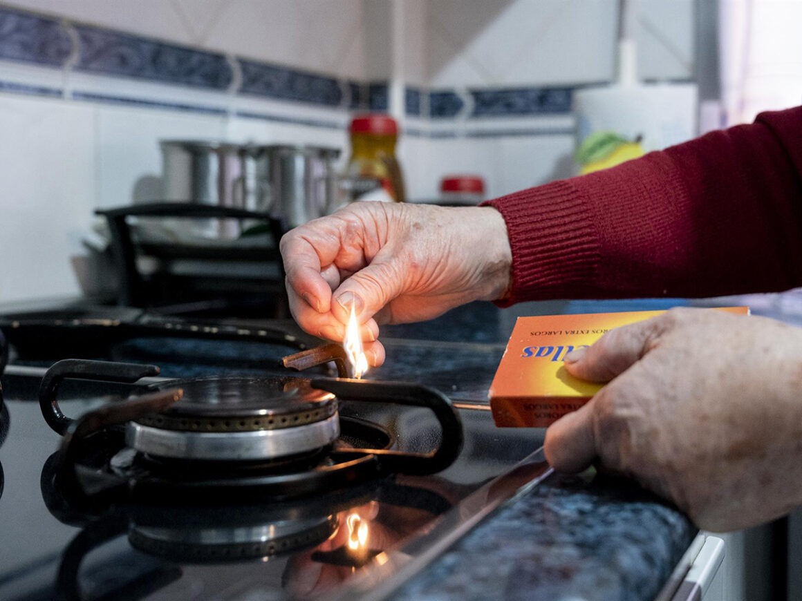Una persona enciende un fuego de cocina de gas. FOTO: A. Pérez Meca - Europa Press