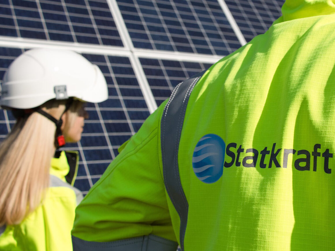 Operarios de Statkraft trabajan en la instalación de placas solares. FOTO: Statkraft