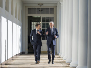 El presidente de Francia, Emmanuel Macron y el presidente de Estados Unidos, Joe Biden. FOTO: @POTUS