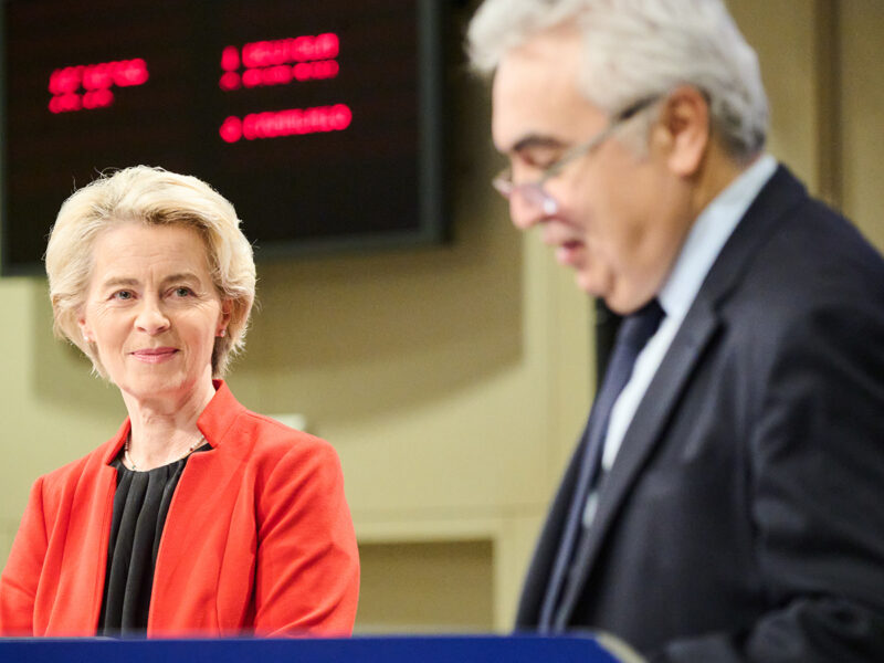 La presidenta de la Comisión Europea, Ursula von der Leyen y el director ejecutivo de la Agencia Internacional de la Energía (AIE), Fatih Biral. FOTO: Dati Bendo