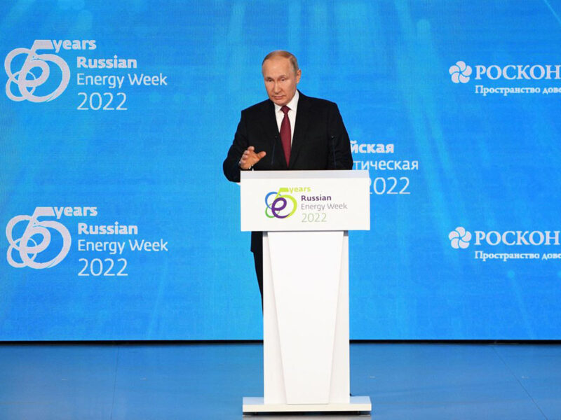 El presidente ruso, Vladimir Putin, asiste a una sesión plenaria del Foro Internacional de la Semana de la Energía de Rusia en Moscú. FOTO: Sputnik/Alexey Maishev