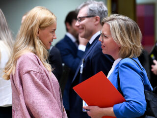 La comisaria europea de Energía, Kadri Simson y la ministra de Acción Climática y Energía de Austria, Leonore Gewessler charlan antes de la reunión de los ministros de Energía sobre el tope al precio del gas. FOTO: UE