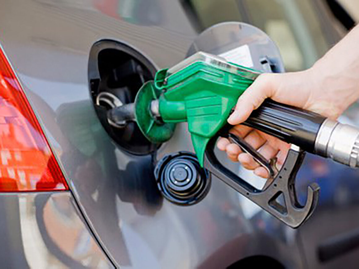 El consumo de combustibles de automoción se contrae en el décimo mes del año.