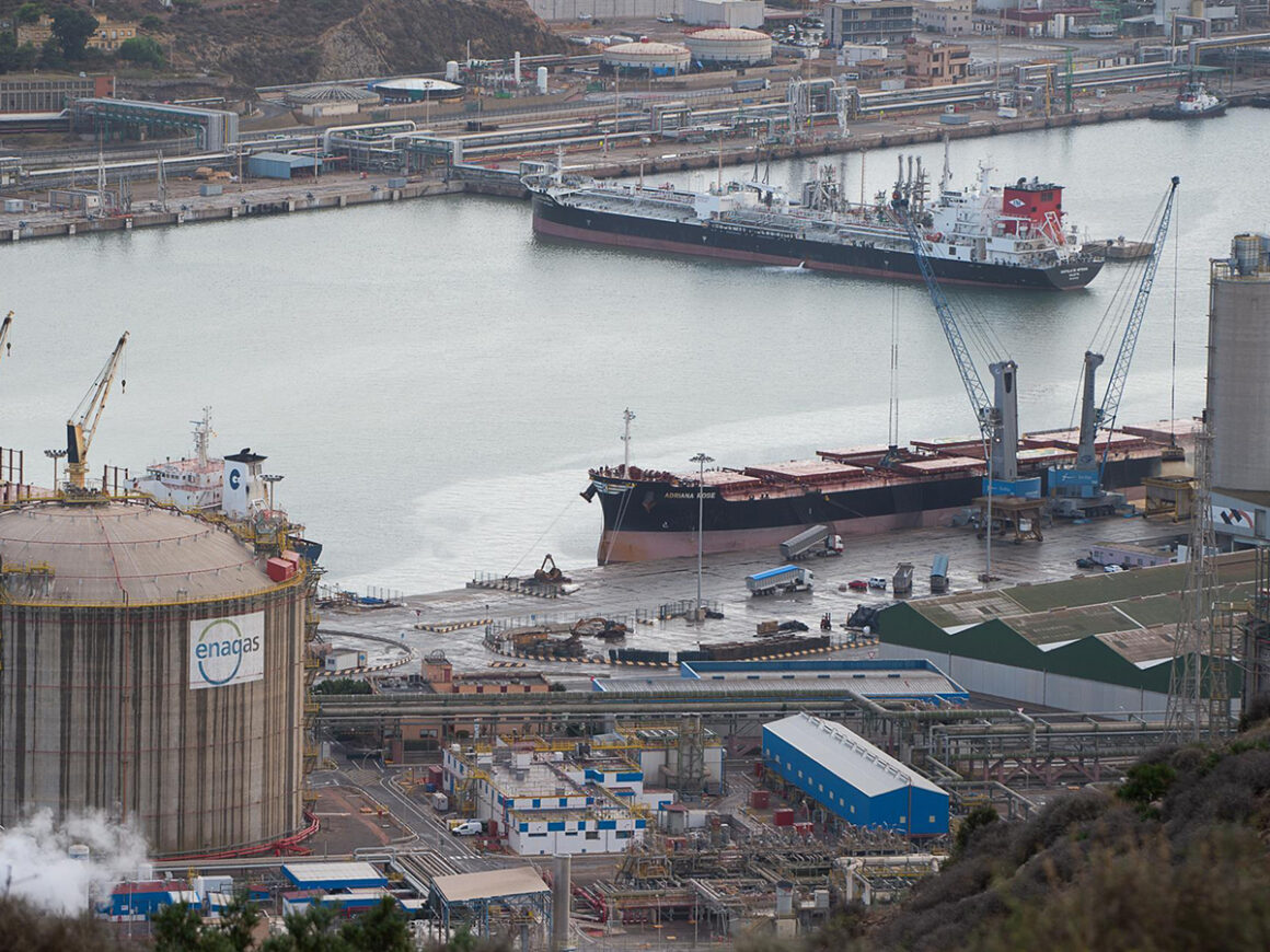 Vista de la planta regasificadora de Cartagena. FOTO: Javier Carrión - Europa Press
