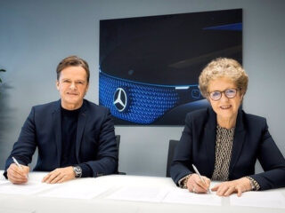 El miembro del consejo de administración de Mercedes-Benz y director de Tecnología, Desarrollo y Adquisiciones, Markus Schäfer, y la presidenta y directora general de Hydro, Hilde Merete Aasheim. FOTO: Mercedes-Benz