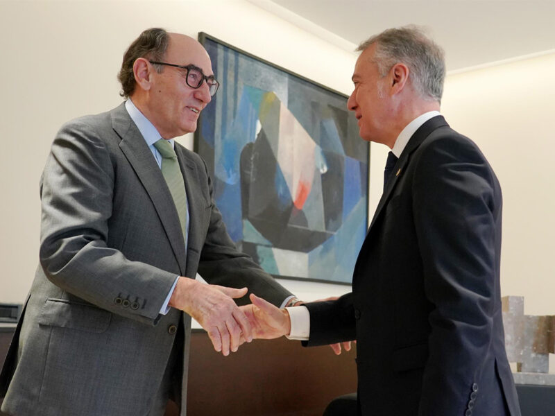 El Lehendakari, Iñigo Urkullu, junto al presidente de Iberdrola, Ignacio Sánchez Galán, al que ha recibido en Lehendakaritza. FOTO: IÑAKI BERASALUCE-EUROPA PRESS