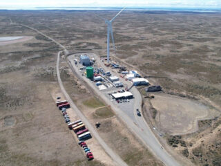 Imagen aérea de la nueva planta de carburante sintéticos de Porsche y Highly Innovative Fuels (HIF) en la localidad chilena de Punta Arenas. FOTO: Porsche