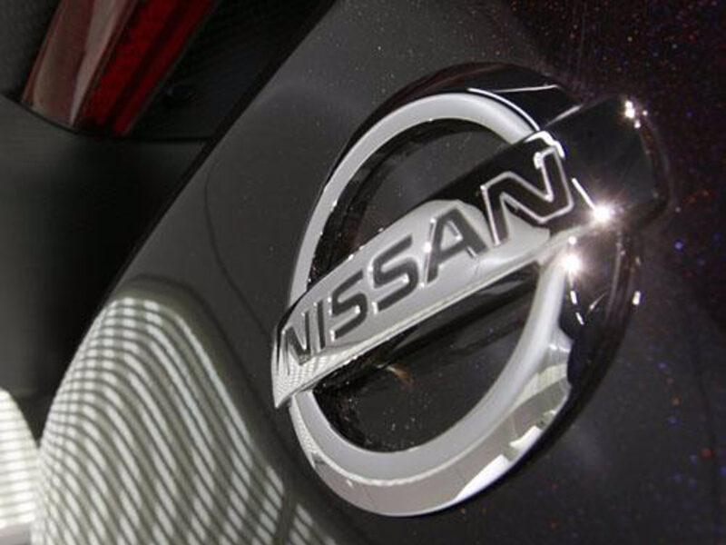 Logotipo de Nissan en un vehículo. FOTO: Nissan