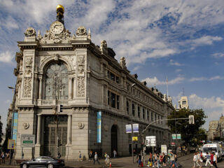 Fachada del edificio del Banco de España situada en la confluencia del Paseo del Prado y la madrileña calle de Alcalá. FOTO: Eduardo Parra - Europa Press