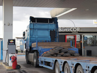 Camión estacionado en una gasolinera. FOTO: Raúl Fraile - Europa Press
