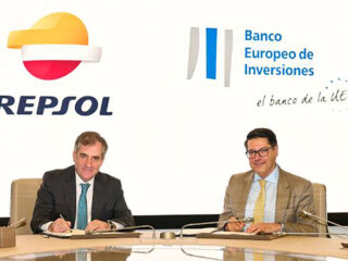 Imagen de la firma del acuerdo de financiación entre Repsol y el BEI. FOTO: Repsol