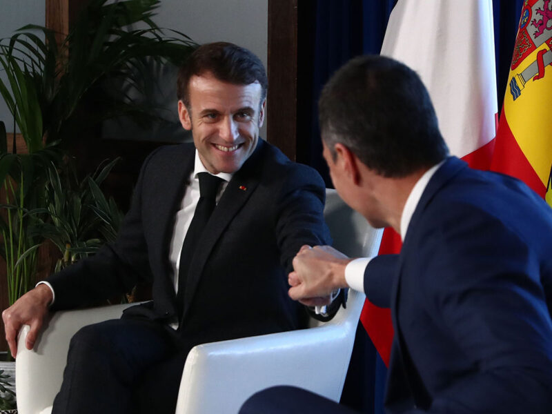 El presidente del Gobierno, Pedro Sánchez, y el presidente de la República Francesa, Emmanuel Macron, durante la reunión que han mantenido en el marco de la cumbre. FOTO: Pool Moncloa/Fernando Calvo. Barcelona