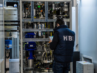 Operario de H2B2 Electrolysis Technologies (H2B2). FOTO: H2B2
