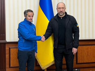 Rafael Mariano Grossi, Director General del OIEA, se reunió con Denys Anatoliyovych Shmyhal, Primer Ministro de Ucrania, durante su visita oficial a la capital en Kyiv. FOTO: OIEA