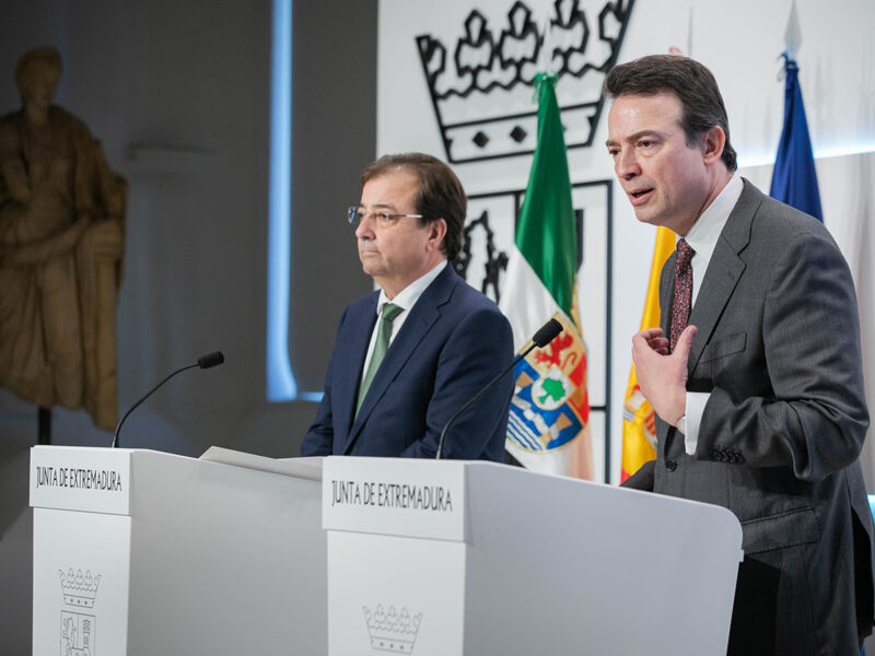 E presidente de la Junta de Extremadura, Guillermo Fernández Vara y el consejero delegado de Enagás, Arturo Gonzalo Aizpiri. FOTO: Enagás