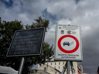 Una señal de tráfico que marca la Zona de Bajas Emisiones de Especial Protección (ZBEDEP) en Madrid. FOTO: Ricardo Rubio - Europa Press