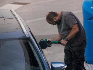 Un hombre reposta carburante en una gasolinera, a 28 de octubre de 2022, en Madrid (España). FOTO: Alejandro Martínez Vélez - Europa Press