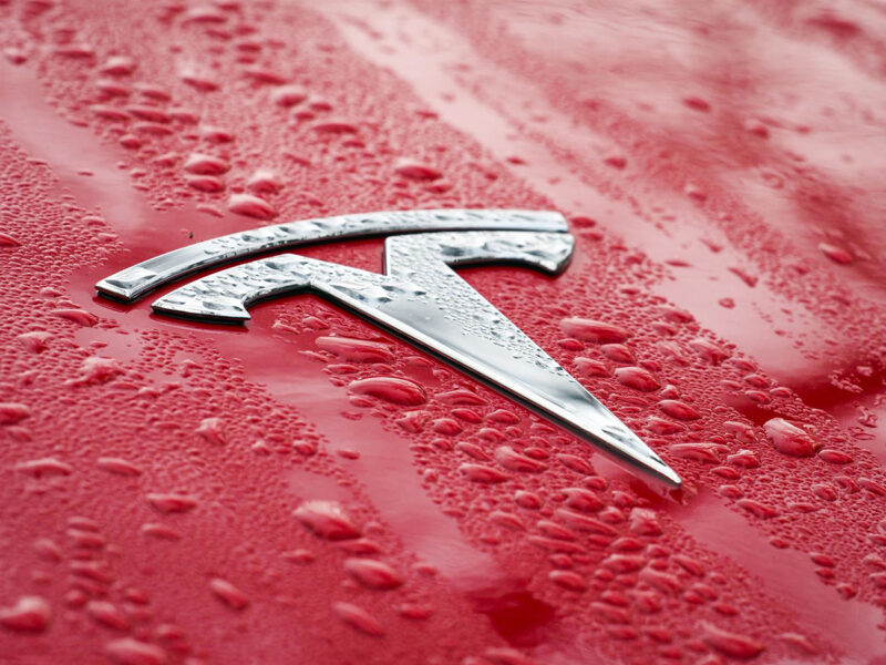 Logo de Tesla. FOTO: Soeren Stache/dpa-Zentralbild/dpa