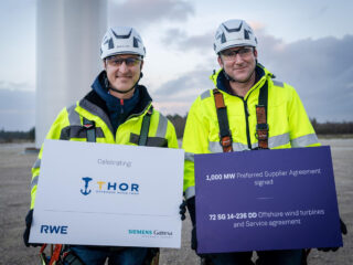 Sven Utermöhlen, CEO de RWE Offshore Wind (izda.) y Marc Becker, CEO del negocio offshore de Siemens Gamesa (dcha.) en sterild (Dinamarca). FOTO: Siemens Gamesa