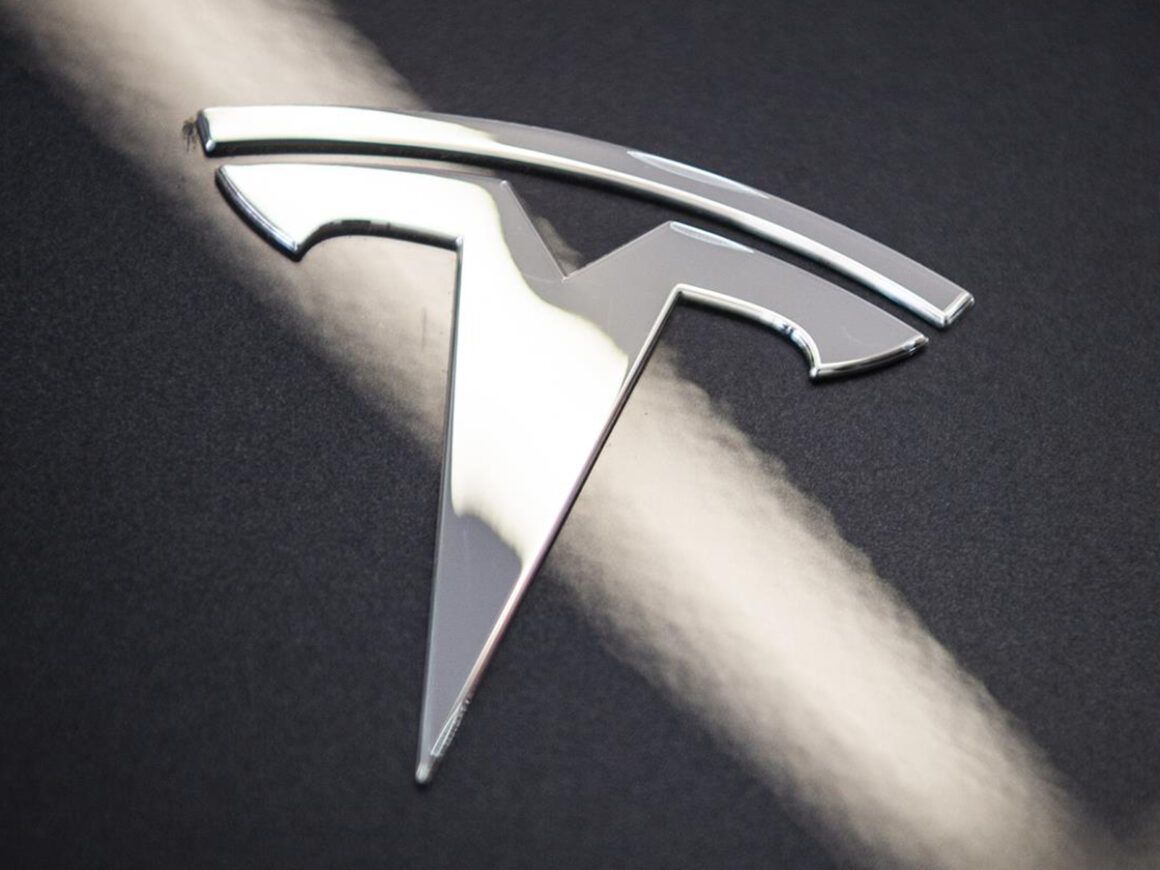 Logo de Tesla. FOTO: Christophe Gateau/dpa