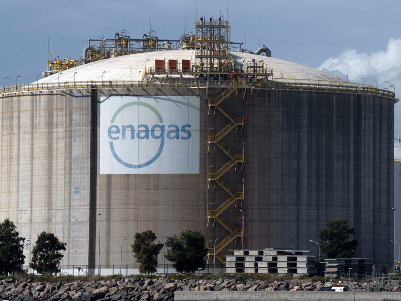 Vista exterior de la planta regasificadora de Enagás en el Puerto de Barcelona. FOTO: David Zorrakino - Europa Press