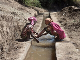Niñas en un canal que riega cultivos en una comunidad rural en Etiopía mediante paneles solares que ayudan a bombear el agua en un proyecto financiado por AECID. FOTO: MIGUEL LIZANA/AECID - Archivo